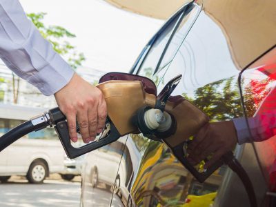 abastecendo o carro com álcool ou gasolina