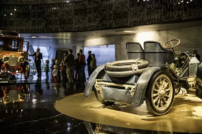 Carros antigos no museu da Mercedes Benz