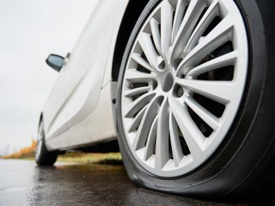 Como trocar pneu furado - carro com pneu furado