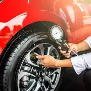 Quantas libras devo colocar nos pneus: homem calibrando pneus