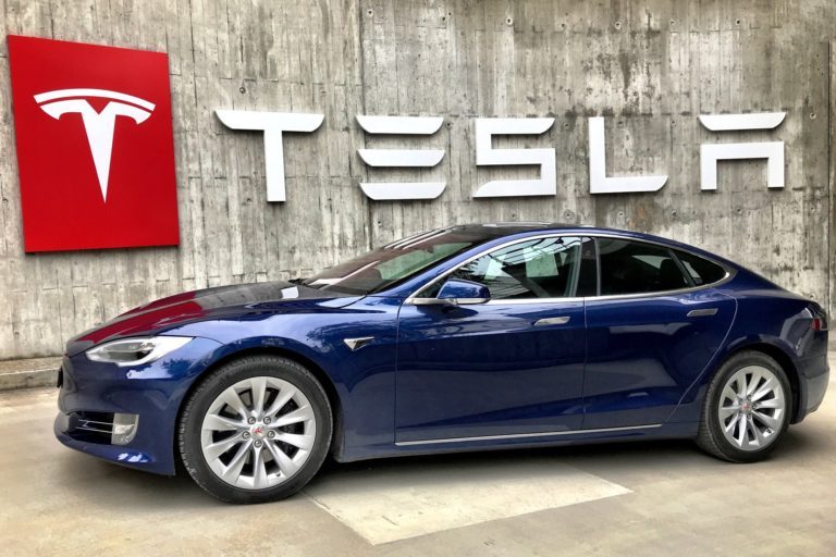 Tesla Azul