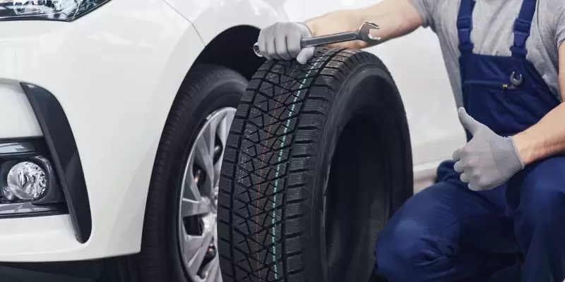 profissional de troca de pneus