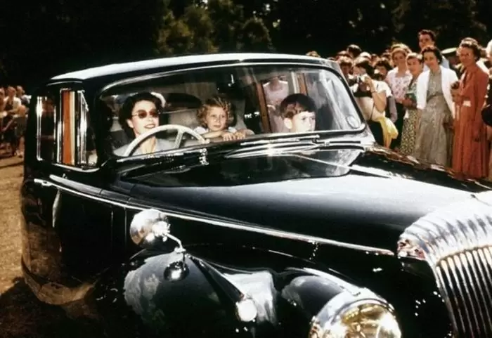 Rainha Elizabeth dirigindo um carro antigo