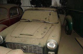 carros abandonados no celeiro