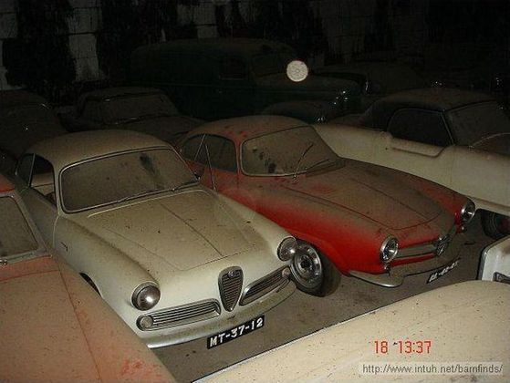 carros abandonados no celeiro