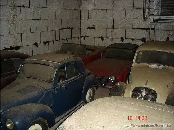 carros abandonados no celeiro