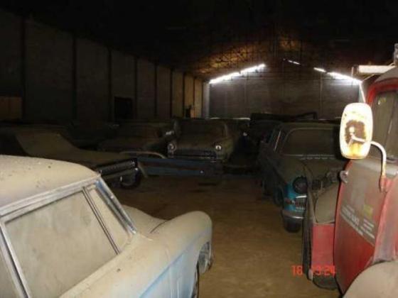 carros abandonados no celeiro