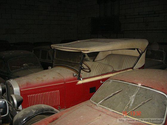 carros abandonados no celeiro