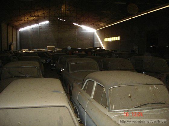 carros abandonados no celeiro