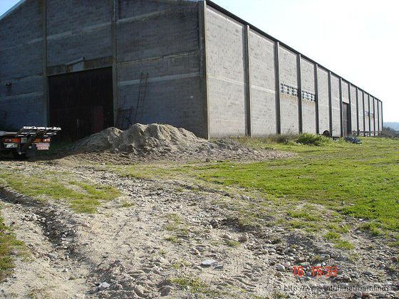 celeiro da fazenda onde carros foram encontrados