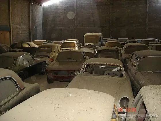carros abandonados no celeiro