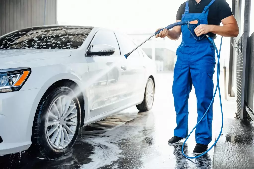 como cuidar do carro: lavando o carro