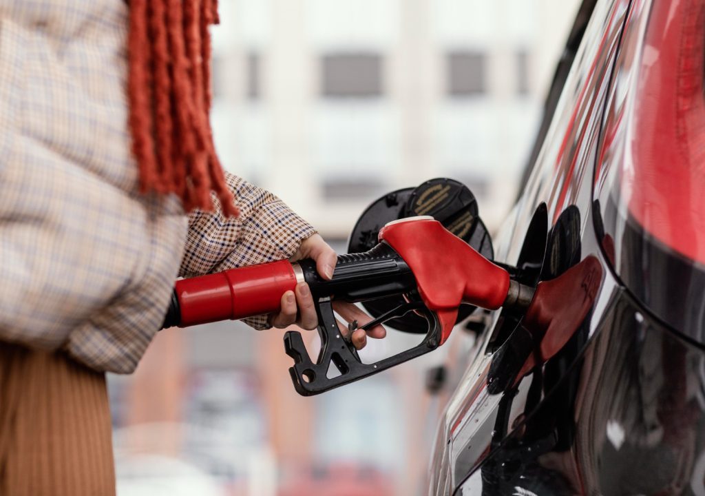 carro baixando óleo: bomba de combustível