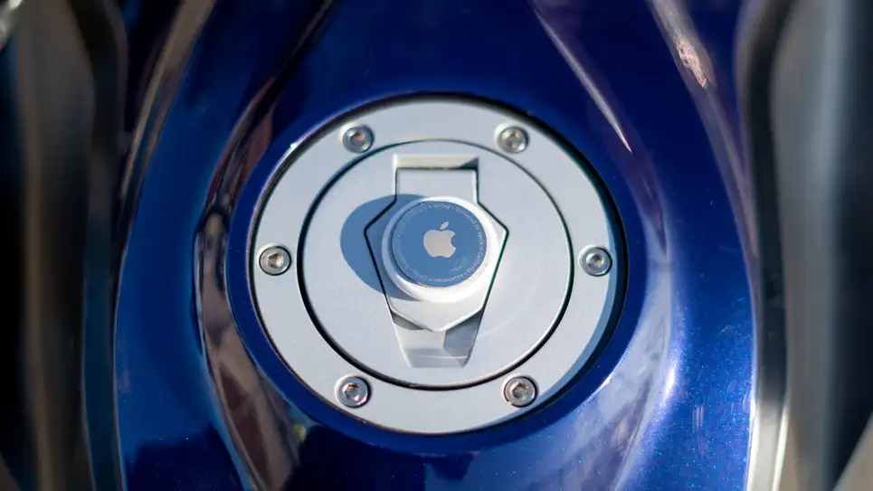 Airtag Apple no tanque da moto
