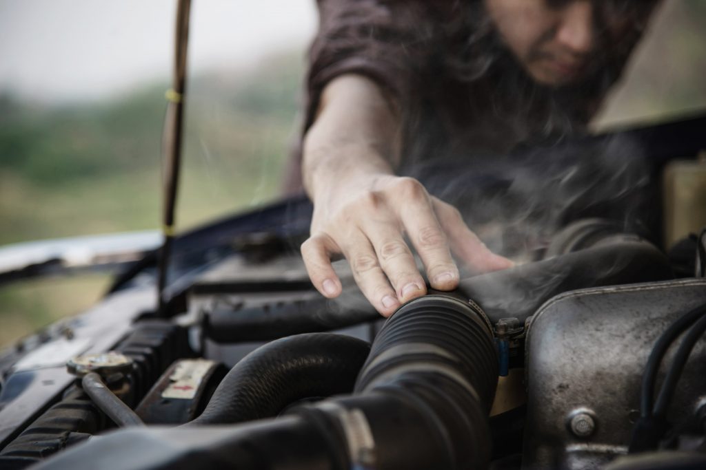 carro baixando óleo: motor superaquecido