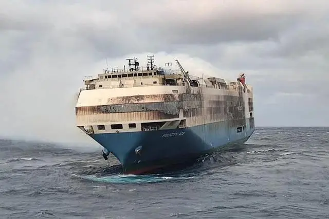 carros no fundo do oceano: navio que pegou fogo