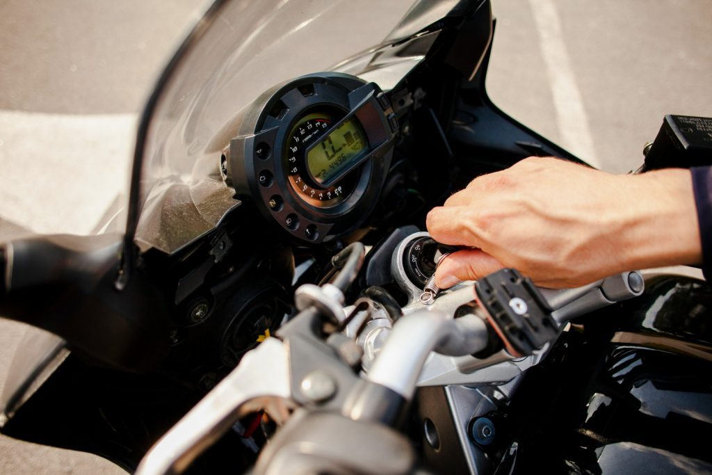 Moto elétrica precisa de CNH: sistema moto elétrica