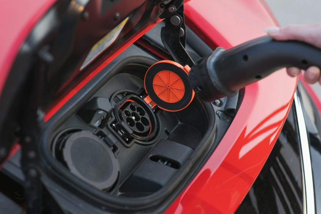 carregando uma moto elétrica