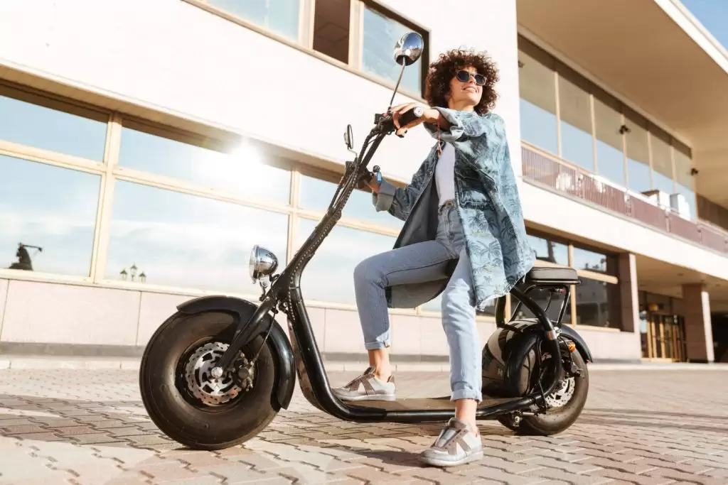 moto elétrica com mulher pilotando