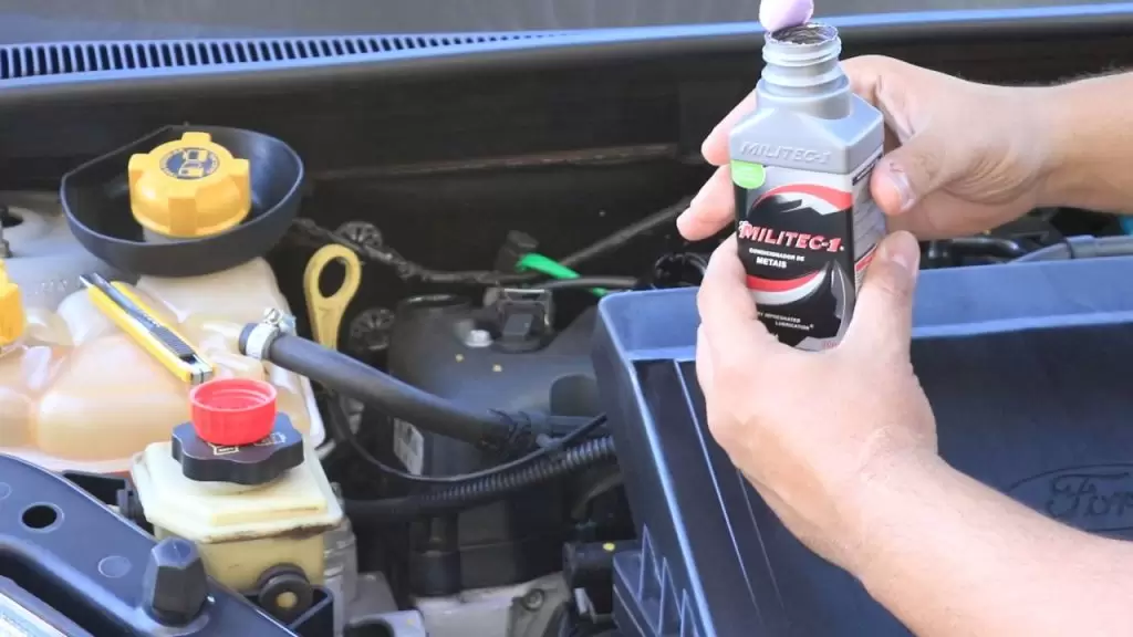 aplicando óleo MIlitec no motor do carro