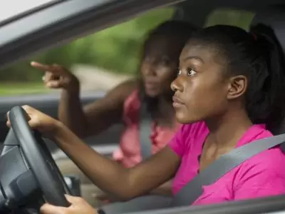 como aprender a dirigir: mãe ensinando a filha a dirigir