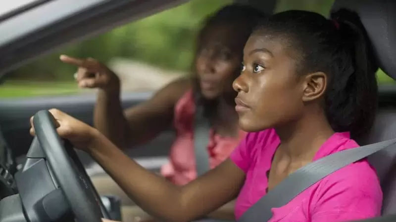 como aprender a dirigir: mãe ensinando a filha a dirigir