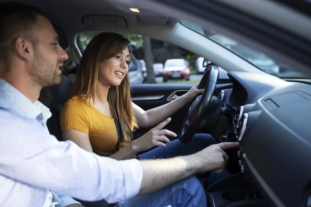 como aprender a dirigir: homem ensinando mulher a dirigir