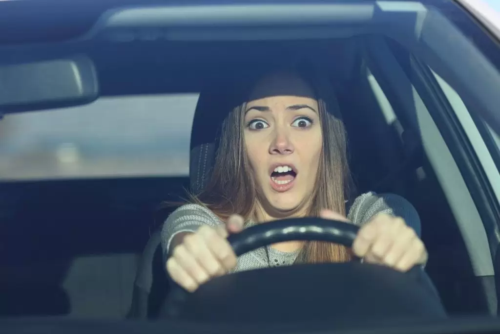 mulher assustada ao dirigir