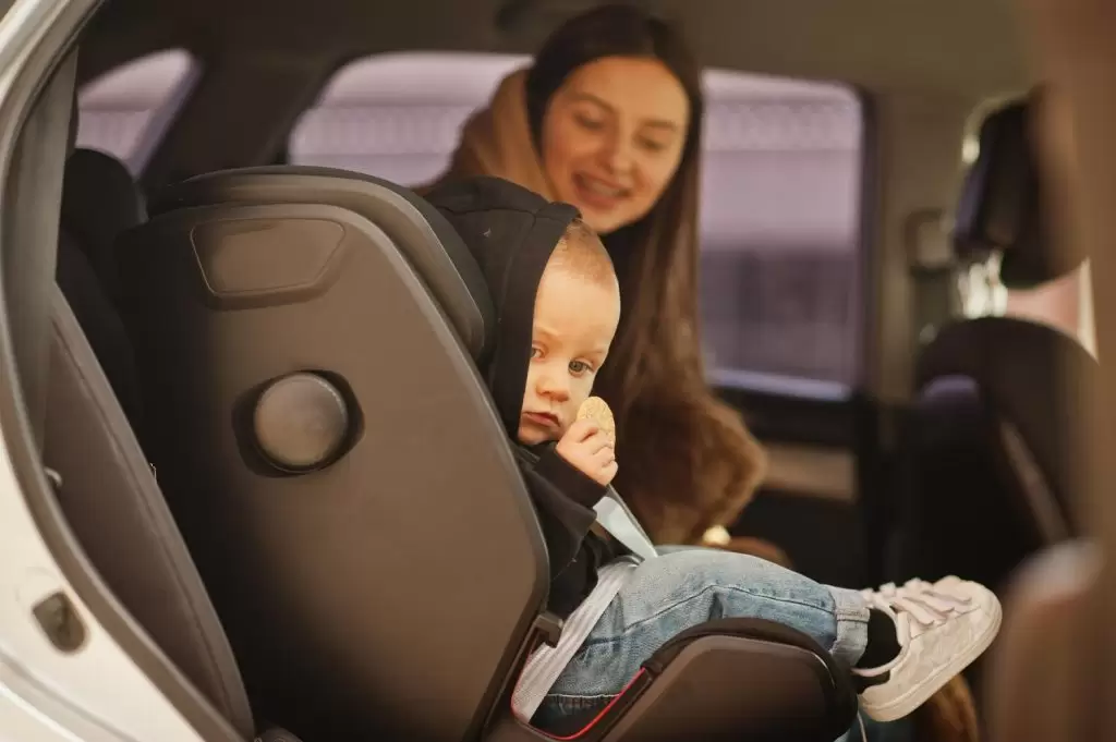 escolher um bebê conforto: mãe e filho no carro