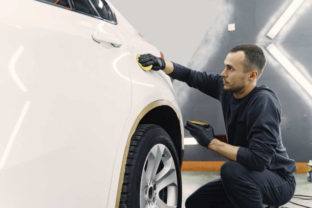 estética automotiva: profissional higienizando veículo