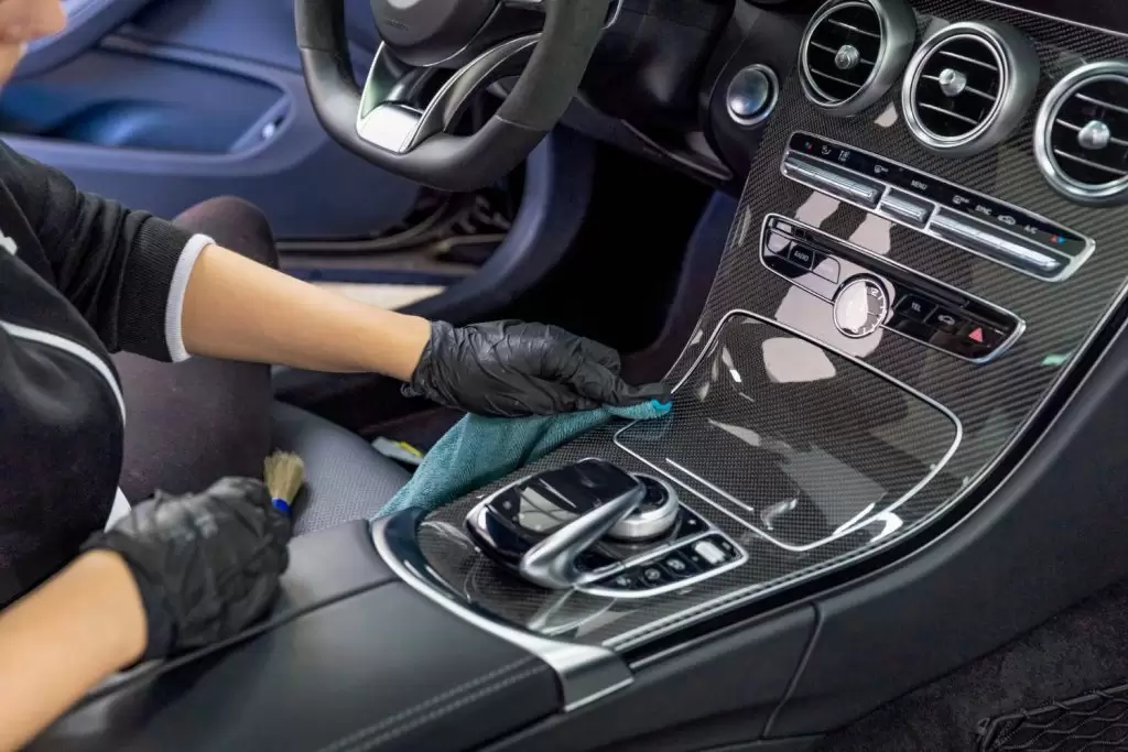 estética automotiva: profissional limpando o interior carro