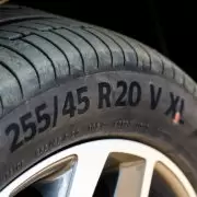 o que significa as letrinhas nos pneus