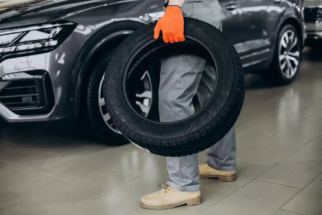 profissional carregrando pneu