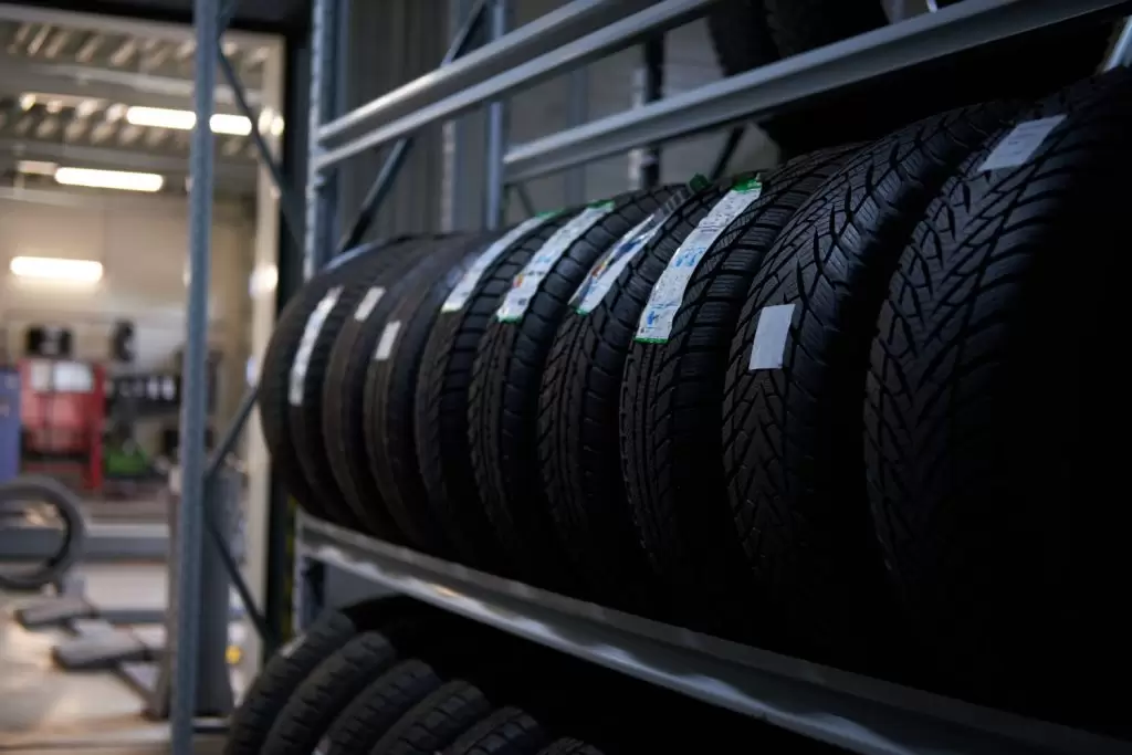 o que significa as letrinhas nos pneus