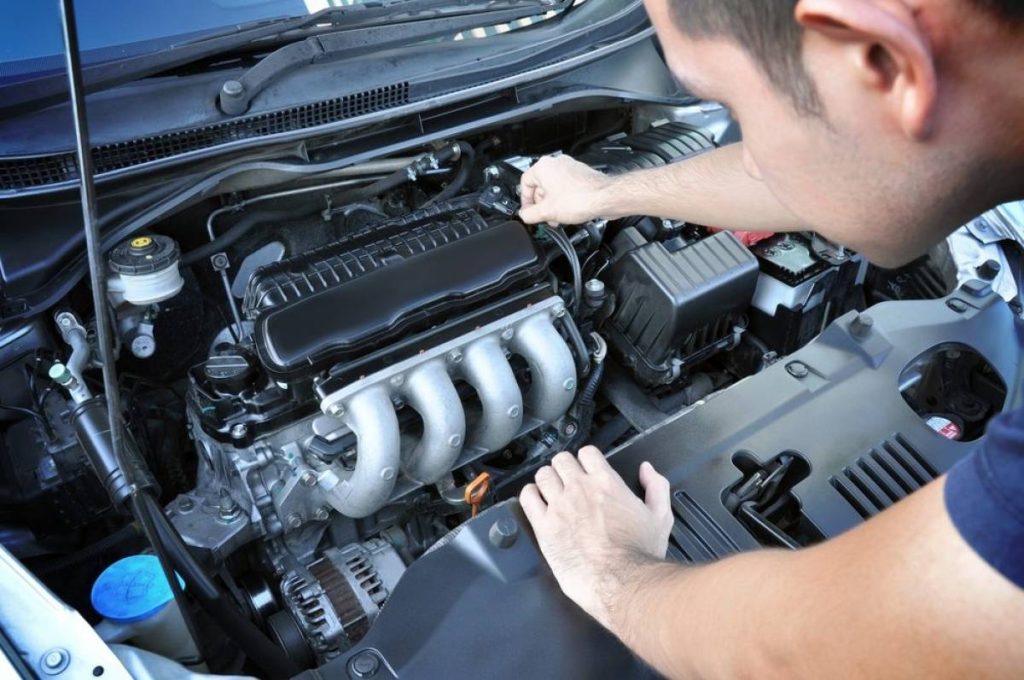 vazamento de água do motor: mecânico analisando vazamento do carro