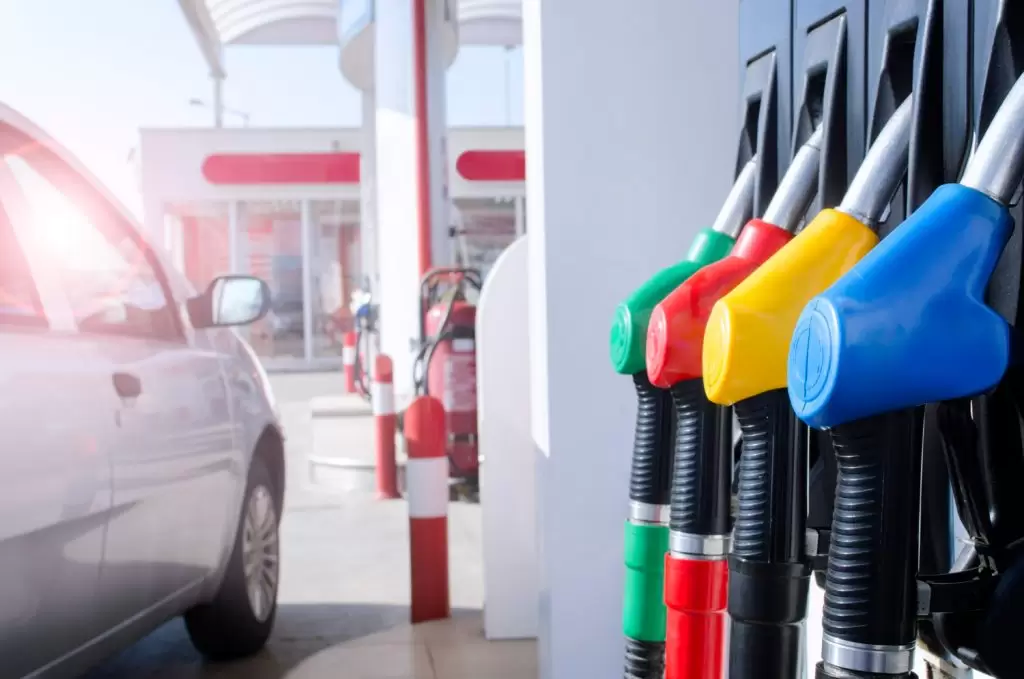 cuidados carros flex: posto de gasolina