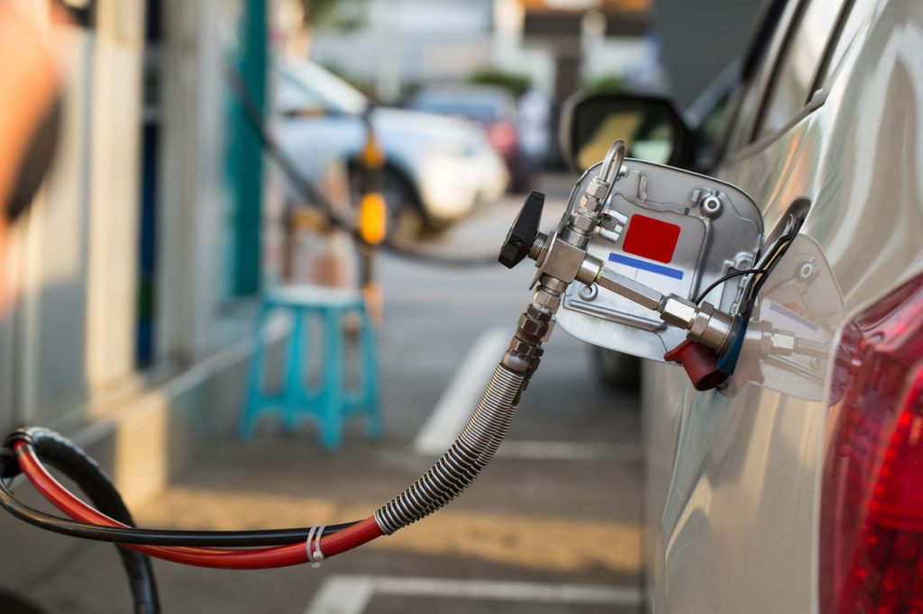 carro a GNV sendo abastecido