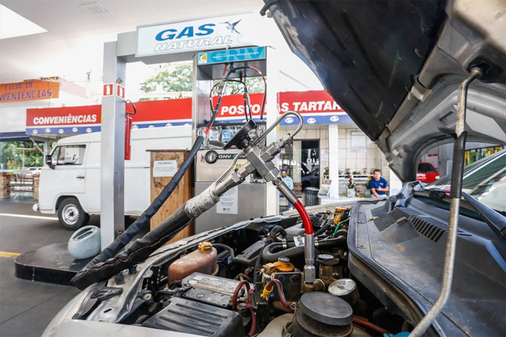 carro abastecendo com GNV