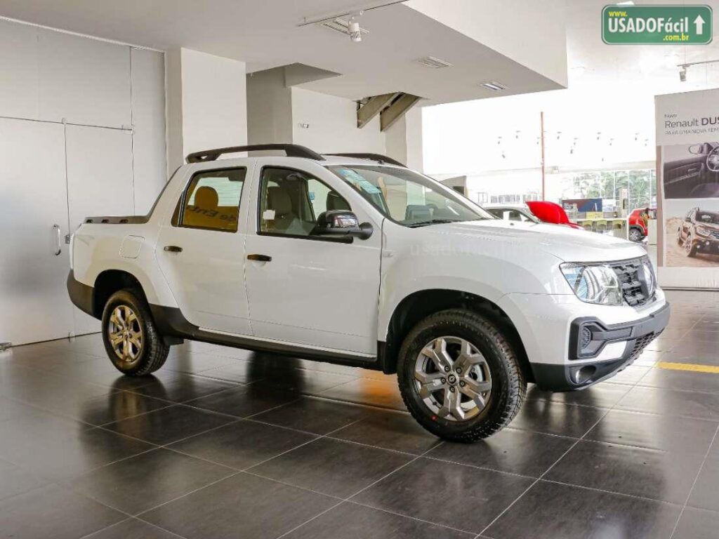 Caminhonete branca exposta em loja.