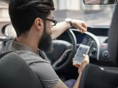 Valor da multa por dirigir com celular