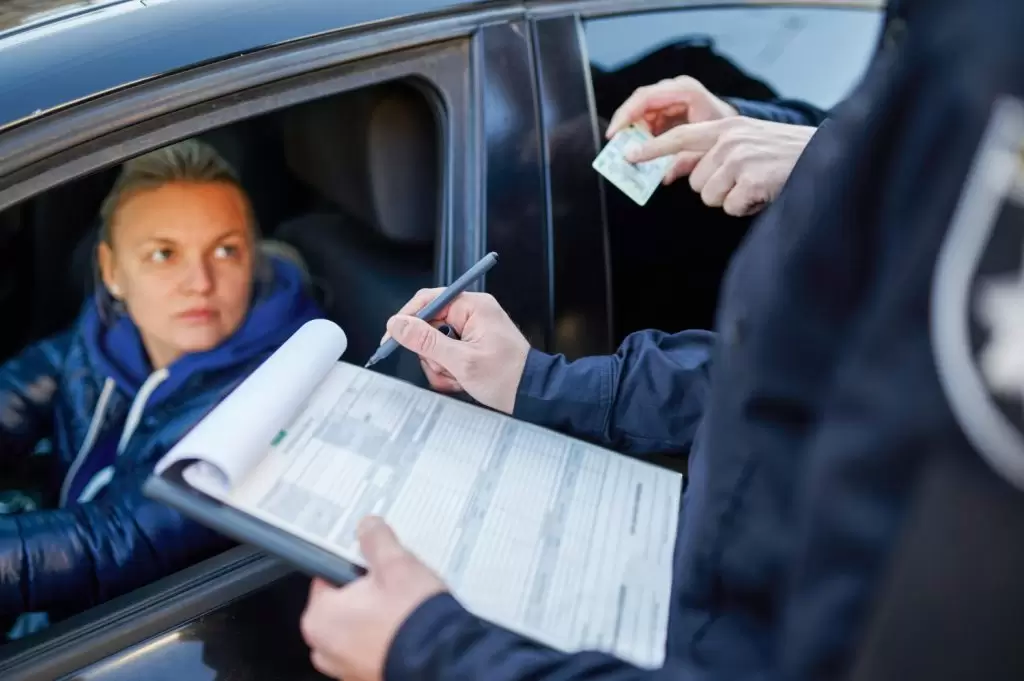 motorista tomando multa 