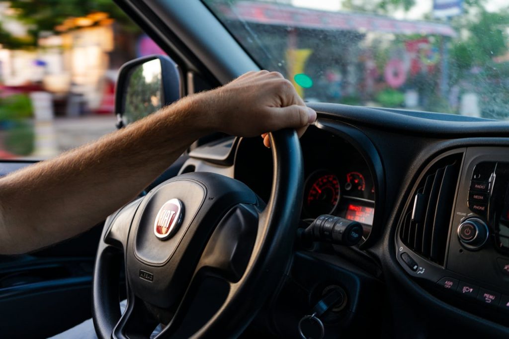 black friday Fiat - Homem dirigindo carro Fiat