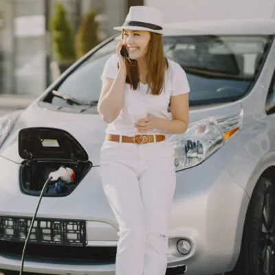 carro hibrido carrega na tomada