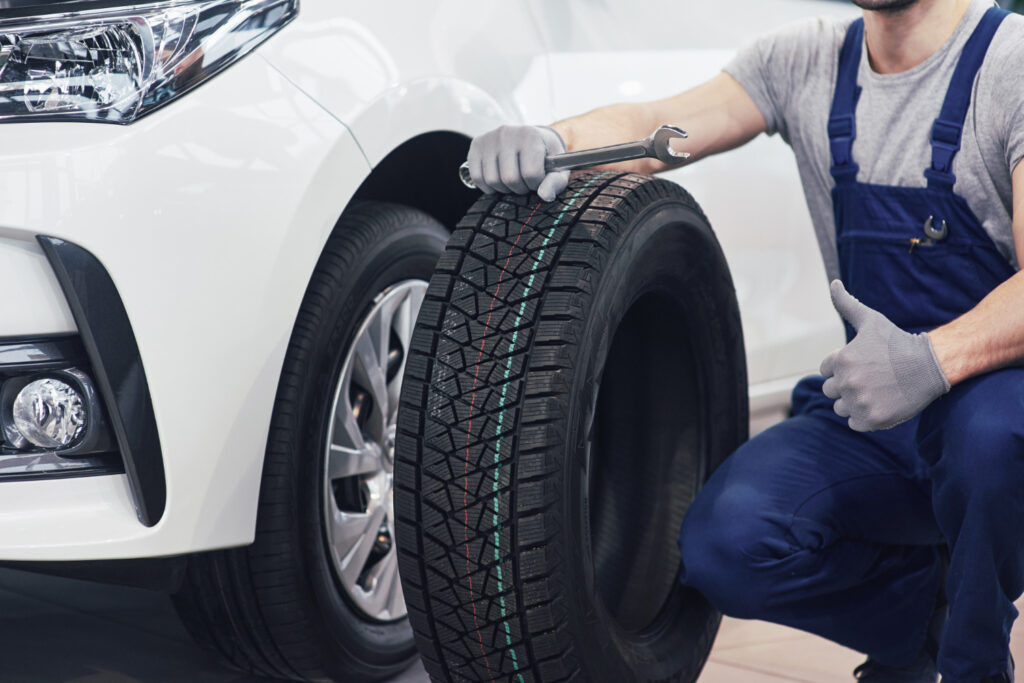 Profissional analisando qual o lado certo do pneu Pirelli