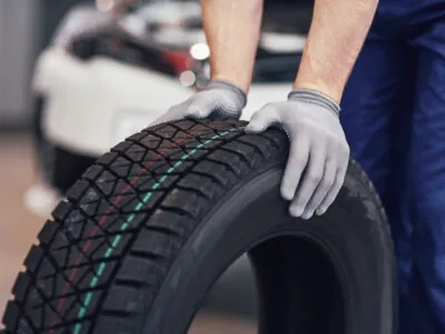Profissional analisando qual o lado certo do pneu Pirelli