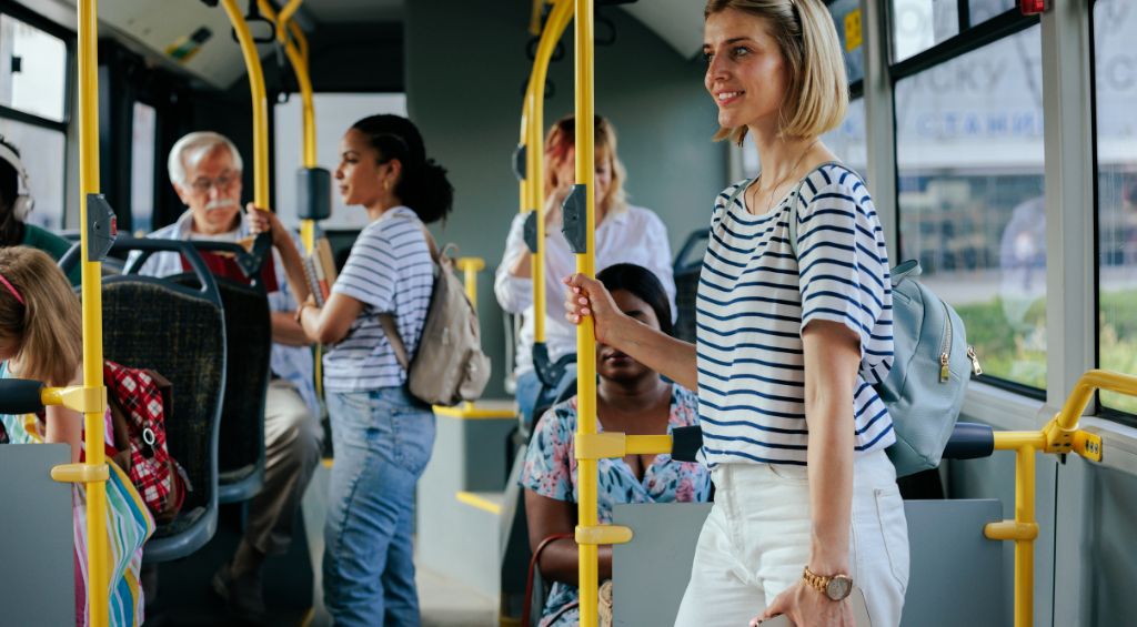 mulher dentro do transporte público