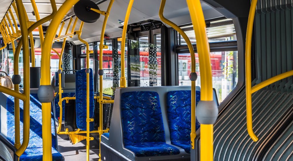 interior do ônibus coletivo