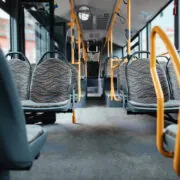 Segurança no transporte público: foto da parte interna de um ônibus coletivo com bancos vazios.