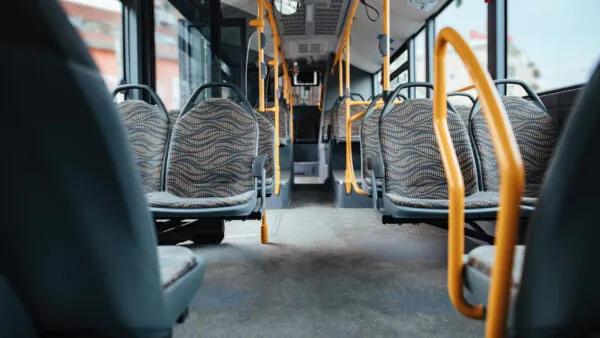 Segurança no transporte público: foto da parte interna de um ônibus coletivo com bancos vazios.