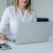 nome do proprietário pela placa: mulher mexendo em notebook.
